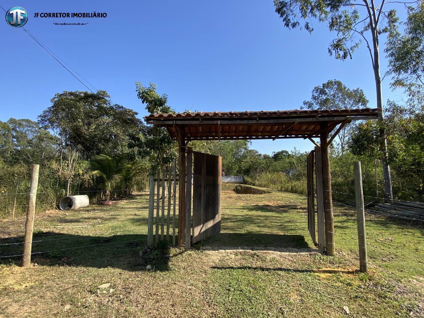 Fazenda à venda com 3 quartos, 1128m² - Foto 1