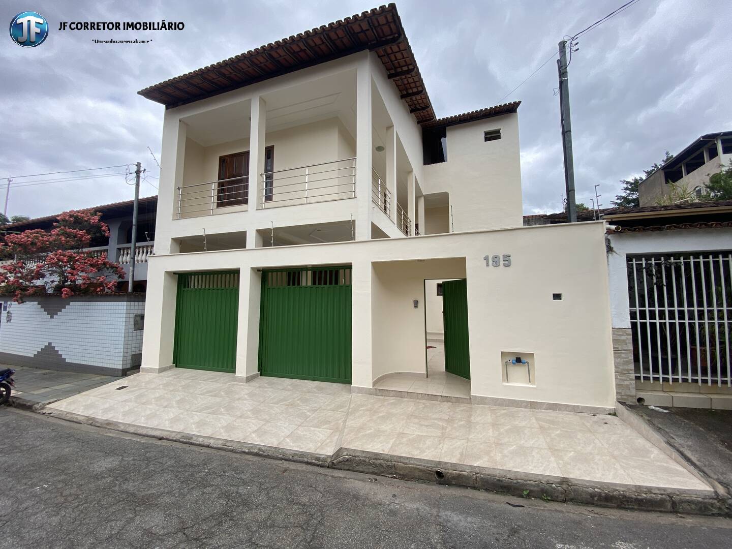 Casa à venda com 5 quartos, 330m² - Foto 1