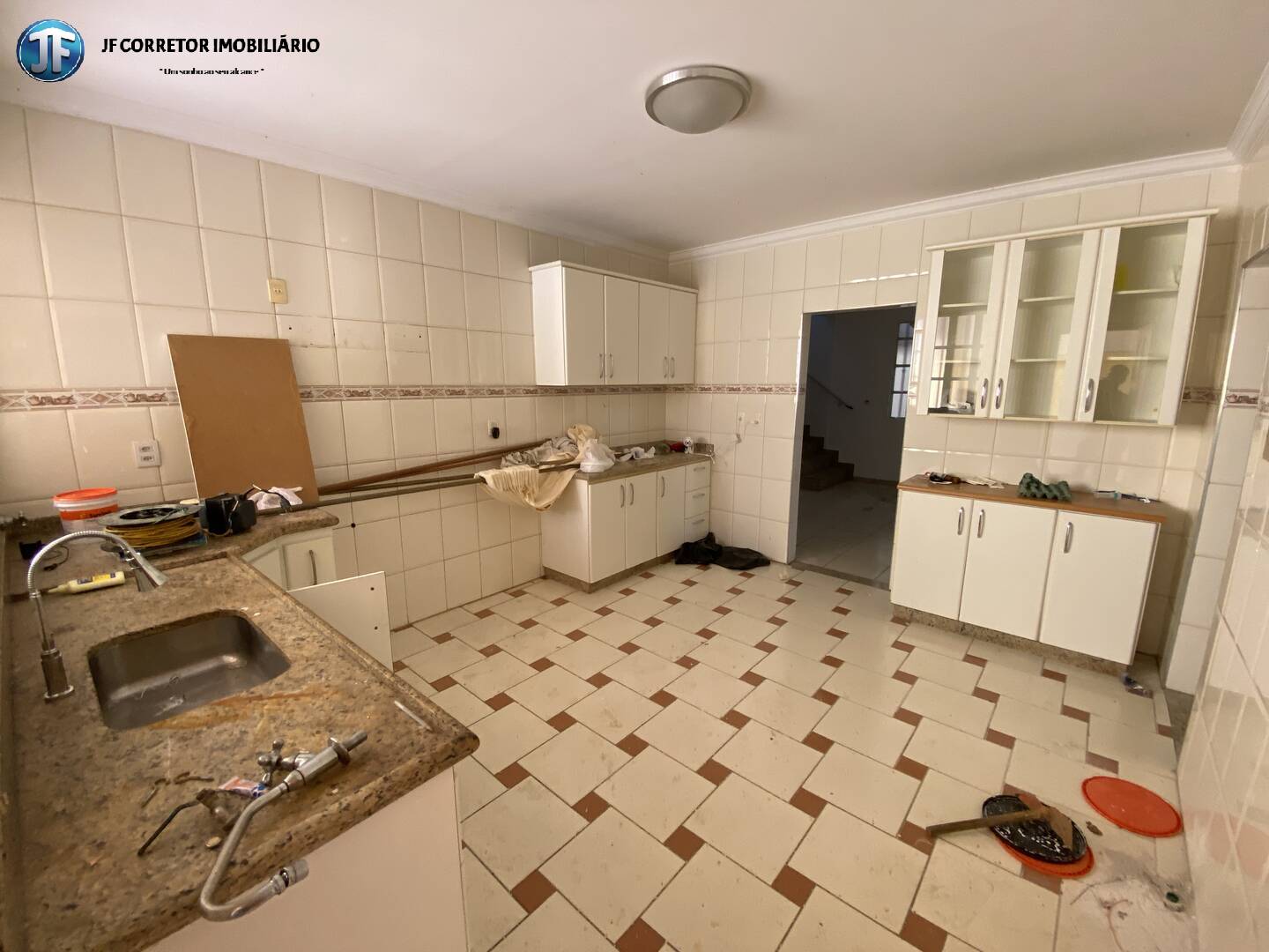 Casa à venda com 4 quartos, 242m² - Foto 2