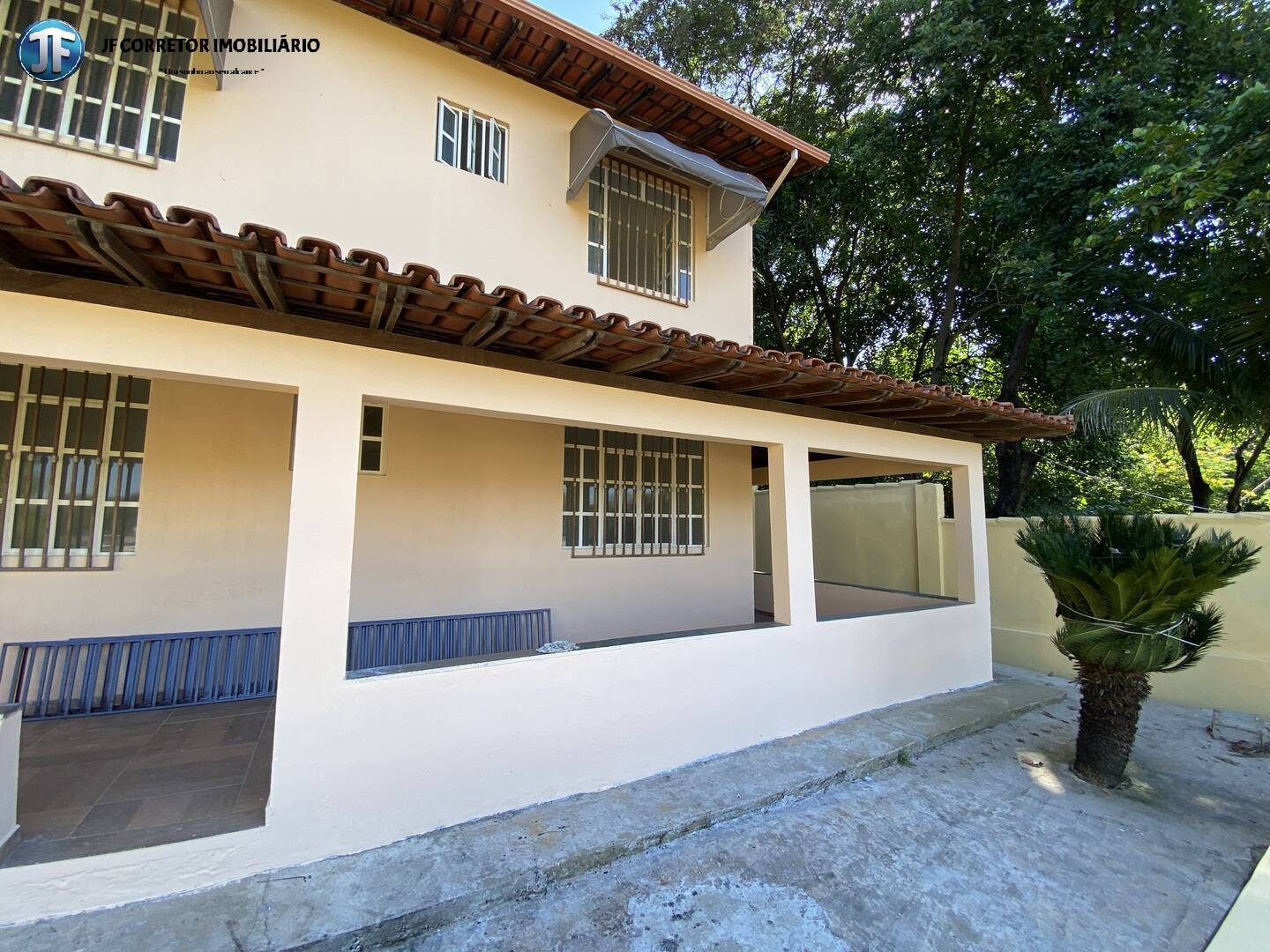 Casa à venda com 4 quartos, 242m² - Foto 1